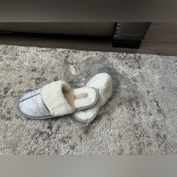 Women’s Joyfolie slippers size 9 - Picture 3 of 4
